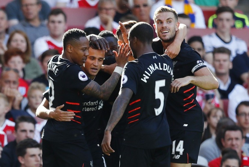 Pemain Liverpool Philippe Coutinho merayakan gol bersama rekan-rekannya usai membobol gawang Arsenal di Emirates Stadium, Ahad (14/8)