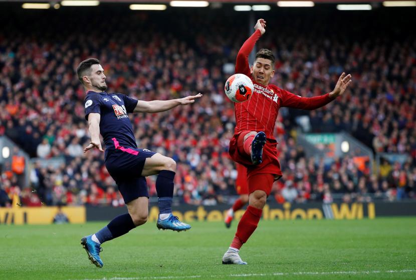 Pemain Liverpool Roberto Firmino (kanan) berebut bola dengan pemain Bournemouth Lewis Cook dalam pertandingan Liga Primer Inggris (ilustrasi).