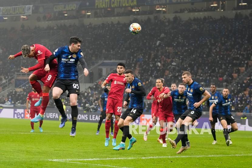  Pemain Liverpool Roberto Firmino (kiri) mencetak gol pembuka timnya pada pertandingan sepak bola leg pertama babak 16 besar Liga Champions antara Inter Milan dan Liverpool di stadion San Siro di Milan, Italia, Kamis (17/2/2022) dini hari WIB. 