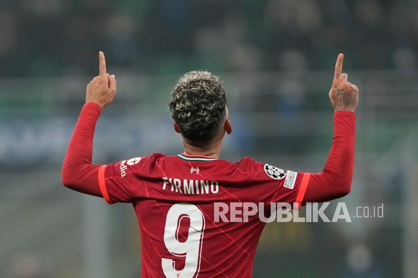  Pemain Liverpool Roberto Firmino melakukan selebrasi usai mencetak gol pembuka timnya pada pertandingan leg pertama babak 16 besar Liga Champions antara Inter Milan dan Liverpool di stadion San Siro di Milan, Italia, Kamis (17/2/2022) dini hari WIB. 