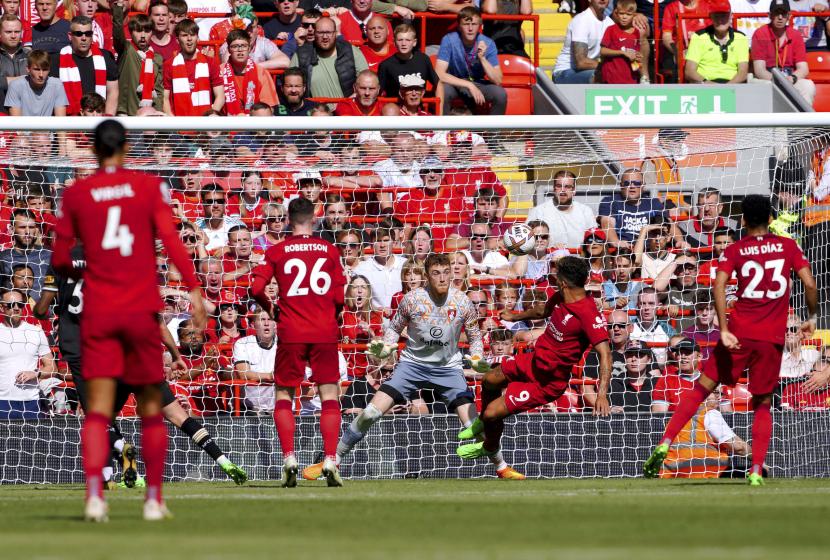 Pemain Liverpool Roberto Firmino mencetak gol keempat timnya dalam pertandingan tersebut dalam pertandingan Liga Inggris antara Liverpool dan Bournemouth di stadion Anfield di Liverpool, Inggris, Sabtu 27 Agustus 2022. 