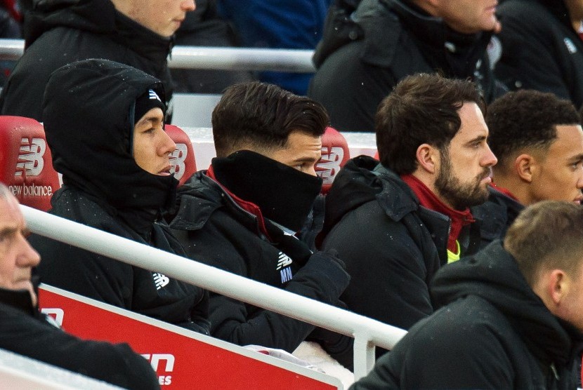 Pemain pemain Liverpool duduk di bangku cadangan (ilustrasi). Liga Primer Inggris tak mewajibkan pemain cadangan memakai masker saat Liga Inggris dimulai lagi pertengahan pekan depan.
