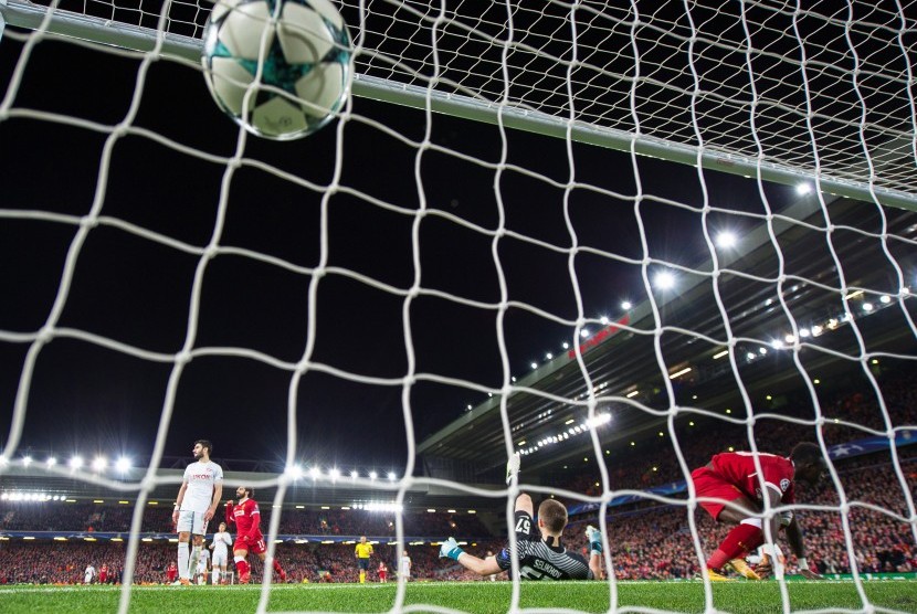 Pemain Liverpool Sadio Mane (kanan) mencetak gol keenam Liverpool ketika mengalahkan Spartak Moskow 7-0 pada Grup E Champions League UEFA di Stadion Anfield, Liverpool, Inggris, Kamis (7/12) dini hari WIB. 