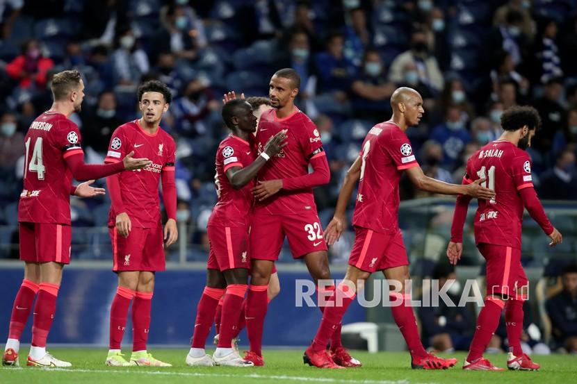  Pemain  Liverpool Sadio Mane ke-3 dari kiri, merayakan dengan Joel Matip setelah mencetak gol kedua timnya pada pertandingan sepak bola grup B Liga Champions antara FC Porto dan Liverpool di stadion Dragao di Porto, Portugal,Rabu (29/9) di hari WIB.