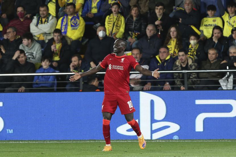  Pemain Liverpool Sadio Mane melakukan selebrasi usai mencetak gol ketiga timnya pada pertandingan leg kedua semifinal Liga Champions antara Villarreal melawan Liverpool di stadion Ceramica di Villarreal, Spanyol, Rabu (4/5/2022) dini hari WIB. 