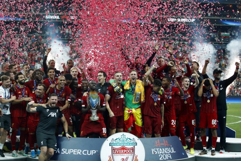 Pemain Liverpool Sadio Mane memegang piala usai memenangkan Piala Super UEFA antara Licerpool dan Chelsea di Besiktas Park, Istanbul, Turk, Kamis (15/8). Liverpool menang 5-4 dalam adu penalti.