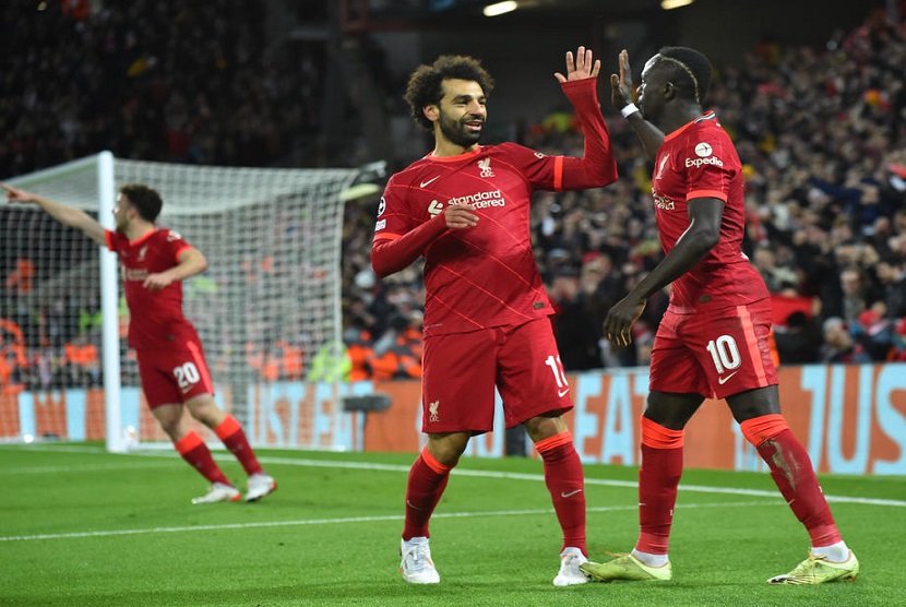 Pemain Liverpool Sadio Mane merayakan golnya dengan rekan setimnya Mohamed Salah di matchday keempat Liga Champions Grup B, di Liverpool Inggris