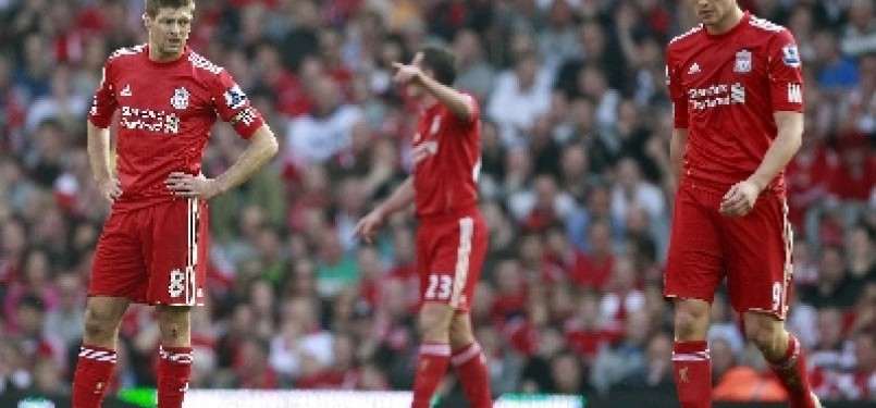  Pemain Liverpool Steven Gerrard, Andy Carroll menunjukkan kekecewaannya setelah timnya kebobolan dari Wigan Athletic dalam pertandingan Liga Primer Inggris di Anfield, Liverpool, (24/3) 2012. 