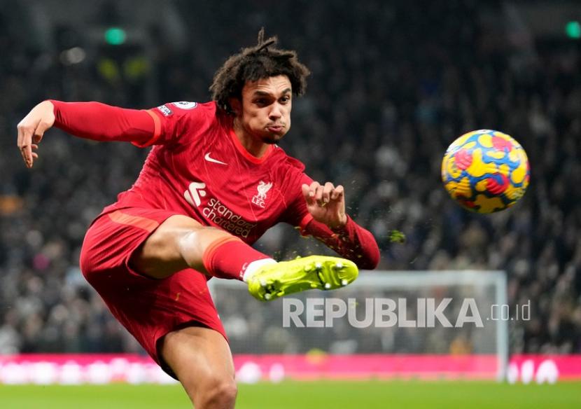 Bek Liverpool Trent Alexander-Arnold menendang bola saat pertandingan sepak bola Liga Inggris antara Tottenham Hotspur dan Liverpool di Stadion Tottenham Hotspur di London,  Ahad (19/12/2021).