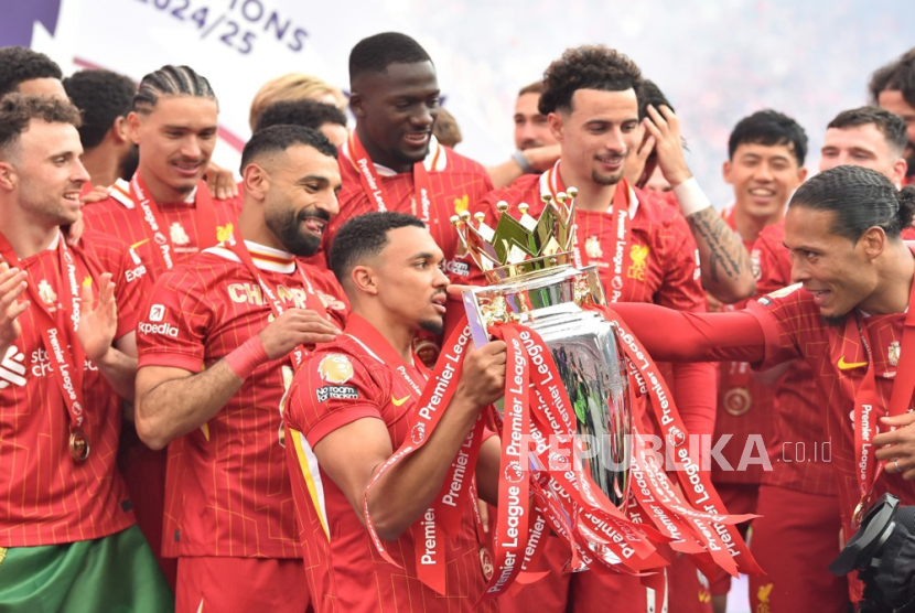 Pemain Liverpool Trent Alexander-Arnold mengangkat trofi Liga Primer Inggris bersama rekan-rekan setimnya setelah pertandingan melawan Crystal Palace di Anfield, Liverpool, Ahad, 25 Mei 2025. 
