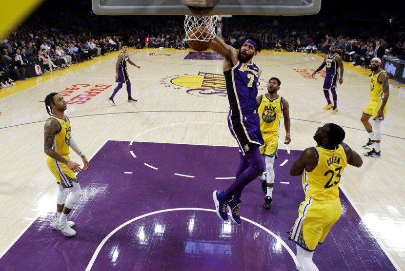 Pemain Los Angeles Lakers, JaVale McGee, melakukan slam dunk saat menghadapi Golden State Warriors dalam kompetisi NBA.