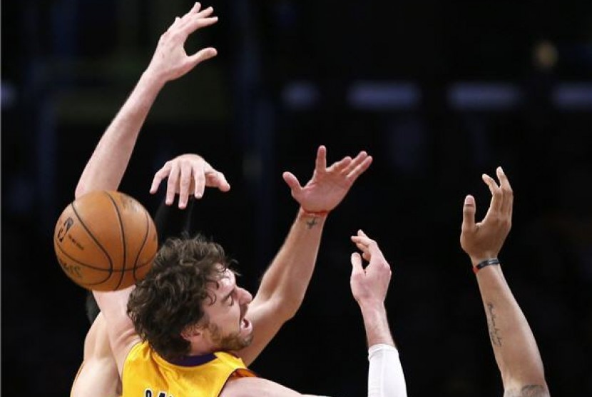 Pemain Los Angeles Lakers, Pau Gasol, kehilangan bola saat menghadapi Houston Rocket dalam laga NBA di Los Angeles pada Rabu (17/4). 