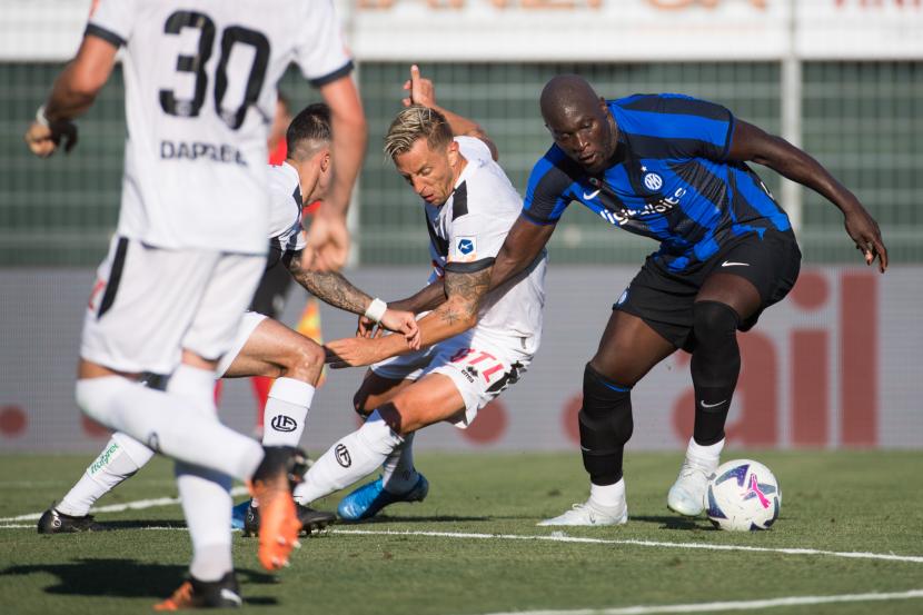 Striker Inter Milan Romelu Lukaku (kanan).
