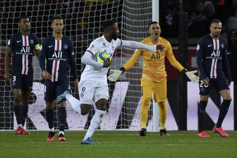 Pemain Lyon,  Moussa Dembele mencetak gol ke gawang PSG.