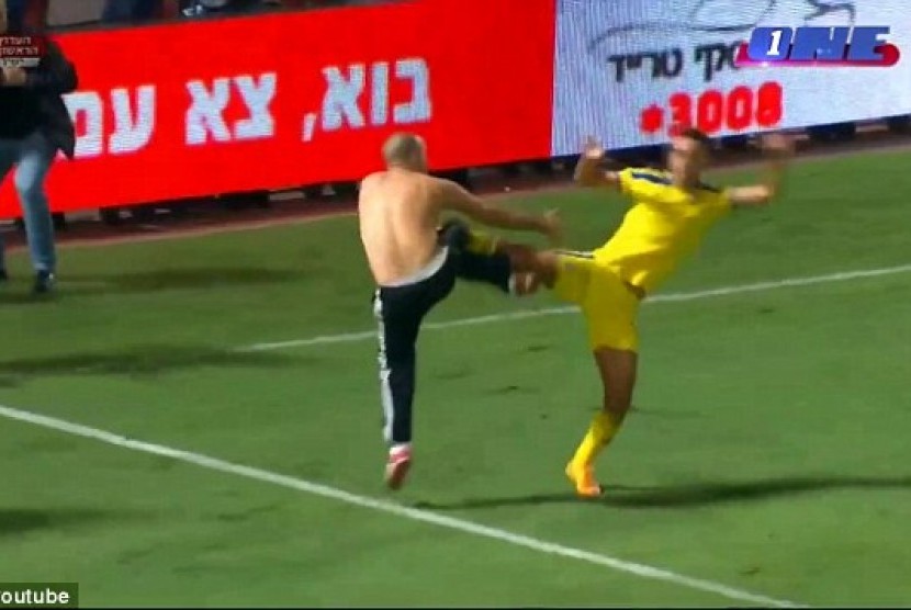 Pemain Maccabi, Eran Zahavi melawan suporter.