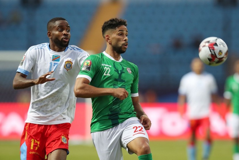 Pemain Madagaskar Charles Carolus Andrea (hijau) dijaga Cedric Bakambu dari Kongo pada pertandingan 16 besar Piala Afrika 2019.