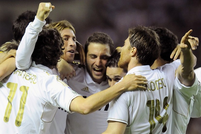 Pemain Madrid merayakan gelar juara La Liga ke 32 mereka setelah mengalahkan Atheltic Bilbao 3-0 (3/5)