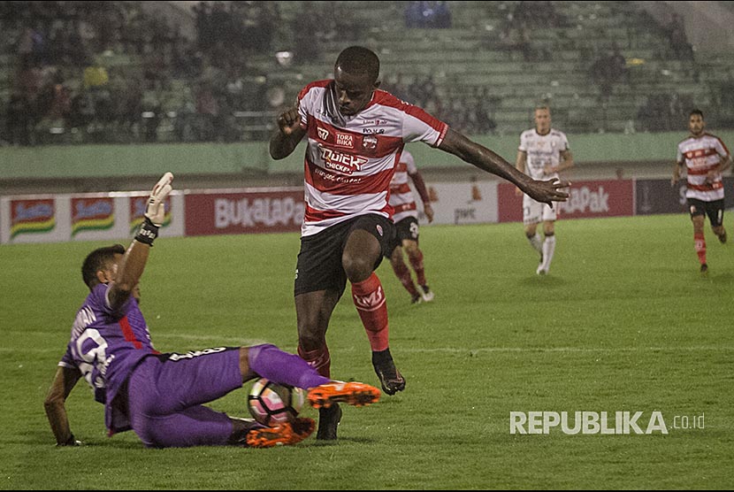 Pemain Madura United Greg Nwokolo berusaha melewati penjaga gawang Bali United Wawan Hendrawan pada Pertandingan Perempat Final Piala Presiden 2018 di Stadion Manahan, Solo, Jawa Tengah, Sabtu (3/2). AN