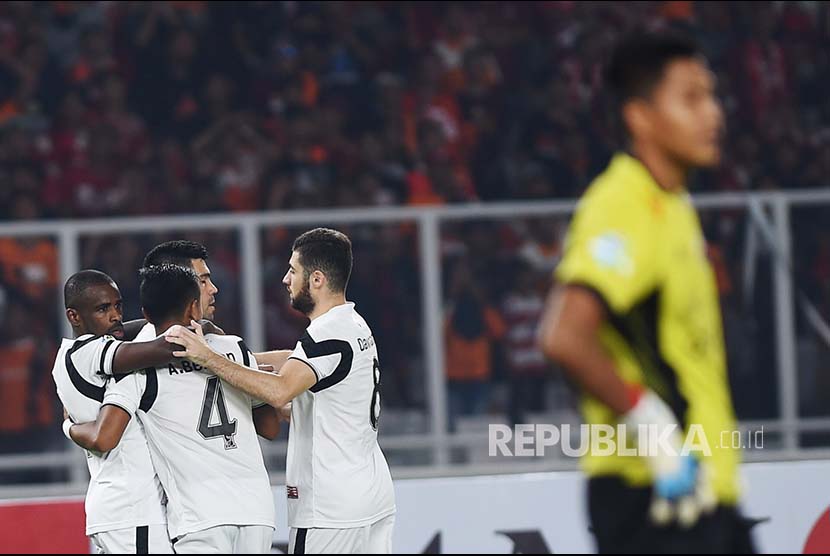 Pemain Madura United merayakan gol yang dicetak Fabiano Da Rosa Beltrame (ketiga kiri) dalam laga lanjutan Liga 1 melawan Persija Jakarta di Stadion Utama Gelora Bung Karno, Jakarta, Sabtu (12/5). 