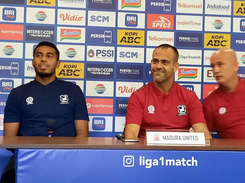 Pemain Madura United Rendy Oscario dan pelatih Madura United Fabio Lefundes dalam konferensi pers jelang laga di Graha Persib, Jalan Sulanjana, Kota Bandung, Jumat (29/7/2022).