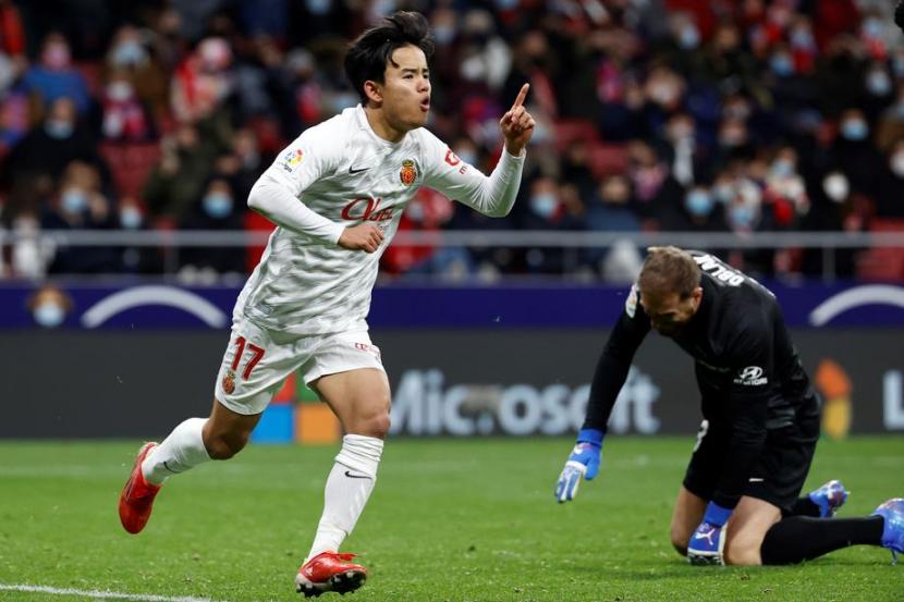 Pemain Mallorca Takefusa Kubo (kiri) berselebrasi setelah menjebol gawang Atletico Madrid. Pemain Jepang ini menjadi penentu kemenangan Mallorca atas Atletico Madrid 2-1 lewat golnya pada injury time pertandingan La Liga Spanyol di Wanda Metropolitano, Ahad (5/12).