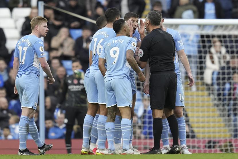 Pemain Manchester City berdebat dengan wasit selama pertandingan sepak bola Liga Premier Inggris antara Manchester City dan Crystal Palace di Manchester, Inggris, 30 Oktober 2021. 