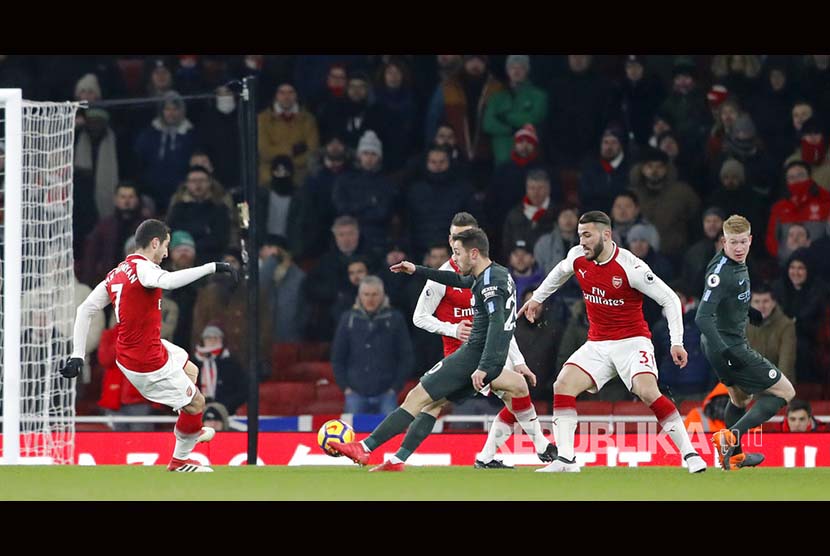 Pemain Manchester City Bernardo Silva mencetak gol ke gawang Arsenal  dalam pertadingan Liga Inggris di Stadion Emirates London, Jumat (2/3) dini hari.