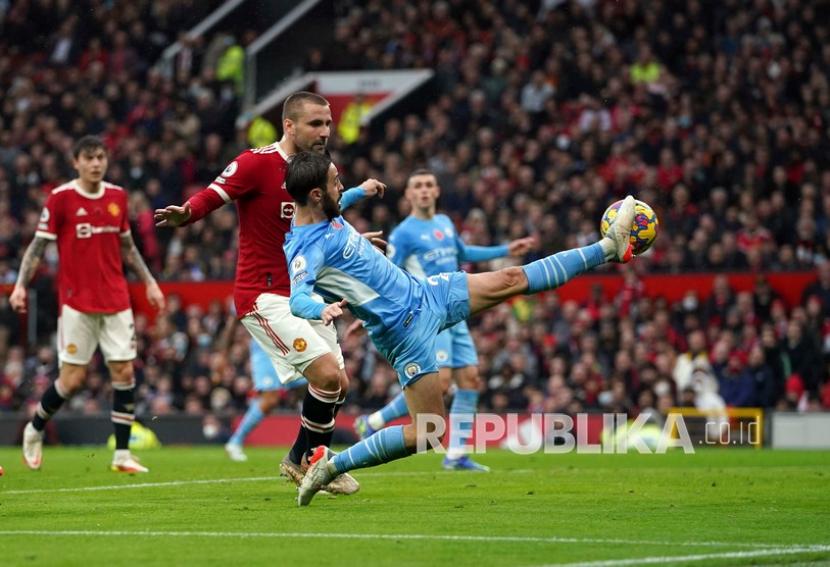 Pemain Manchester City  Bernardo Silva mencetak gol kedua timnya pada pertandingan sepak bola Liga Inggris antara Manchester United dan Manchester City di stadion Old Trafford di Manchester, Inggris, Sabtu (6/11/2021).