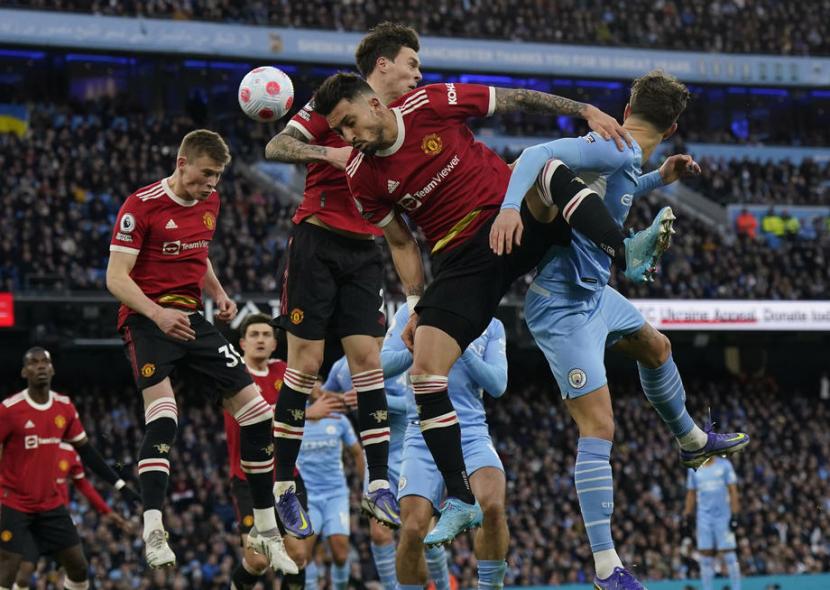 Pemain Manchester City dan Manchester United terlibat duel udara saat kedua bertemu di laga Liga Inggris di Stadion Etihad pada Ahad (6/3/2022) malam waktu setempat.