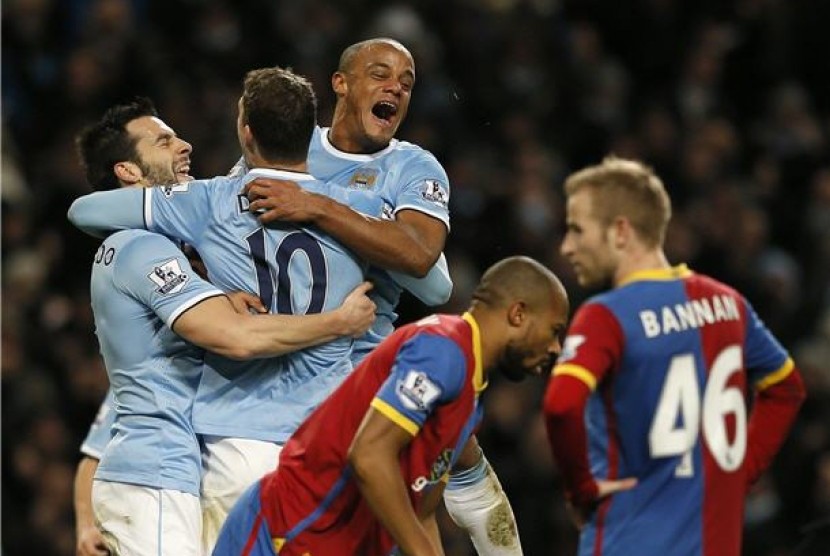 Pemain Manchester City, Edin Dzeko (dua kiri), melakukan selebrasi bersama rekan setimnya usai menjebol gawang Crystal Palace dalam laga Liga Primer Inggris di Etihad Stadium, Manchester, Sabtu (28/12). 