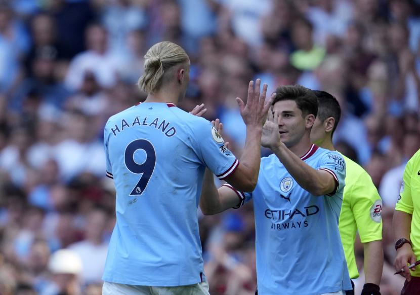 Striker Manchester City Erling Haaland dan Julian Alvarez seusai pertandingan Liga Primer Inggris.