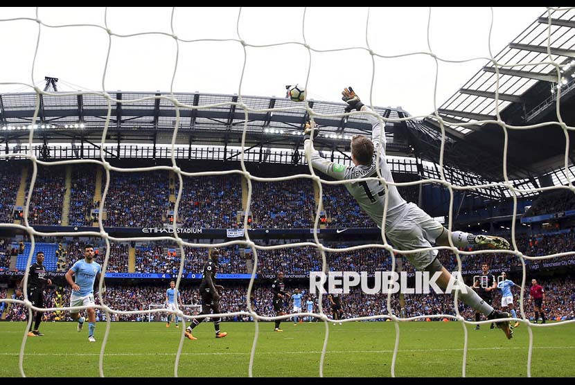 Pemain Manchester City Fabian Delph mencetak gol kelima City ke gawang Crystal Palace pada pertandingan Liga Primer Inggris di Etihad Stadium, Sabtu (23/9) malam.