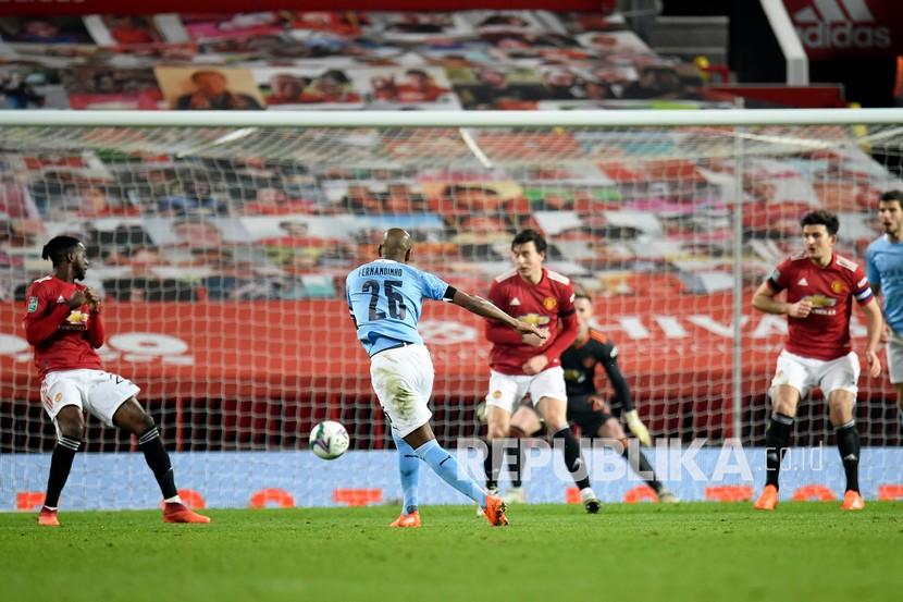 Pemain Manchester City Fernandinho mencetak gol kedua timnya pada pertandingan sepak bola semifinal Piala Liga Inggris antara Manchester United dan Manchester City di Old Trafford di Manchester, Inggris, Kamis (7/1) dini hari WIB..