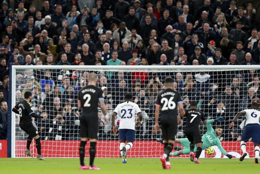 Pemain Manchester City, Ilkay Guendogan gagal menjebol gawang Tottenham Hotspur pada titik pinalti. 
