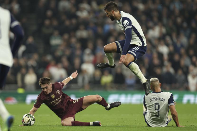 Pemain Manchester City Jacob Wright (kiri) berduel memperebutkan bola dengan pemain Tottenham Richarlison (kanan) dan Rodrigo Bentancur dalam pertandingan sepak bola putaran keempat Piala Liga Inggris di Stadion Tottenham Hotspur, London, Kamis (30/10/2024) dini hari WIB