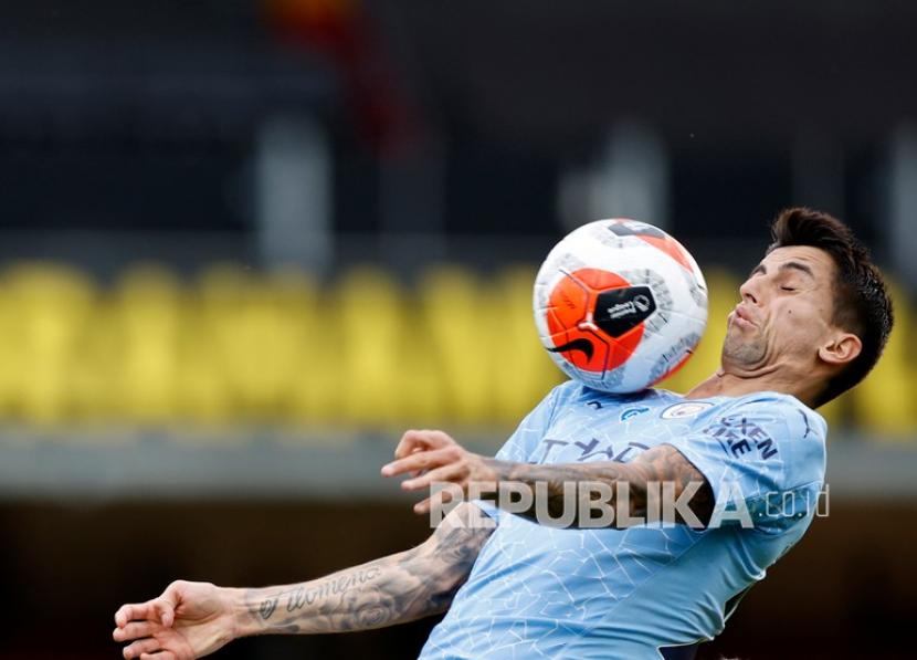 Pemain Manchester City Joao Cancelo saat menahan bola dengan dada.