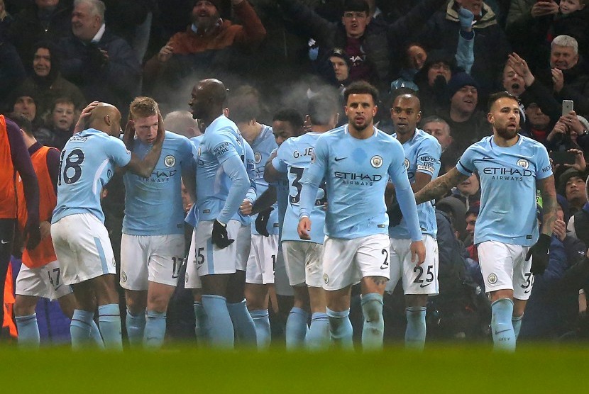 Pemain Manchester City Kevin De Bruyne (kedua dari kiri) bersama rekan setimnya merayakan gol ke gawang Tottenham Hotspur pada lanjutan Liga Primer di Stadion Etihad, Manchester, Inggris, Ahad (17/12) dini hari WIB. 