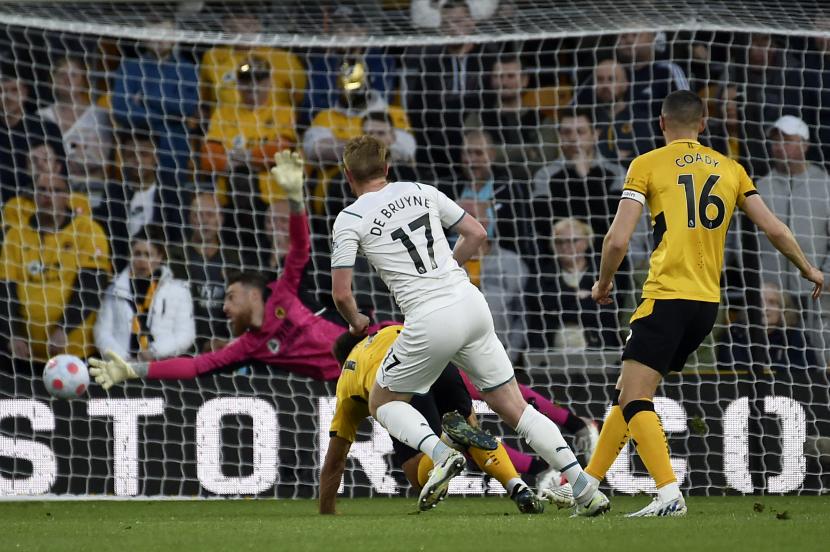 Pemain Manchester City Kevin De Bruyne, tengah, mencetak gol ketiganya selama pertandingan sepak bola Liga Premier Inggris antara Wolverhampton Wanderers dan Manchester City di stadion Molineux di Wolverhampton, Inggris, Kamis (12/5/2022).