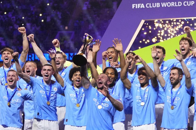 Pemain Manchester City Kyle Walker mengangkat trofi Piala Dunia Antarklub 2023. Manchester City juara setelah mengalahkan Fluminense 4-0 di final.