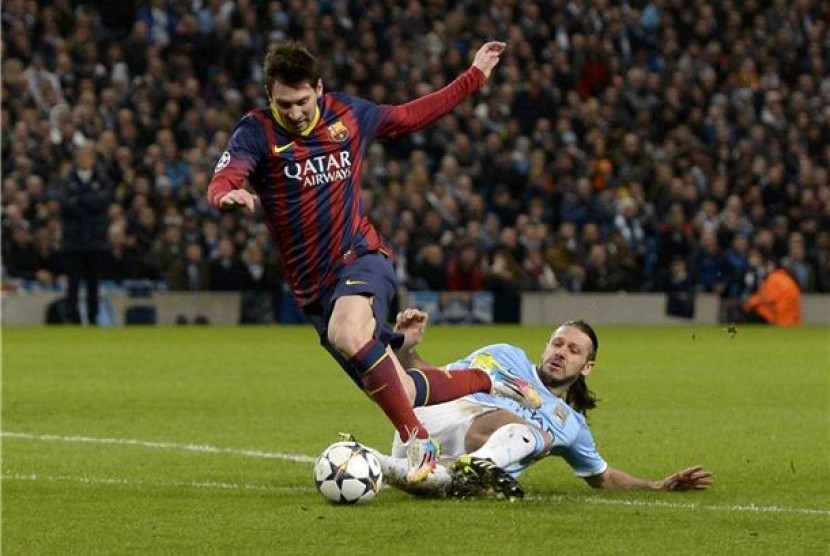 Pemain Manchester City, Martin Demichelis (kanan), melanggar striker Barcelona, Lionel Messi, dalam leg pertama babak 16 besar Liga Champions di Stadion Etihad, Manchester, Selasa (18/2). 