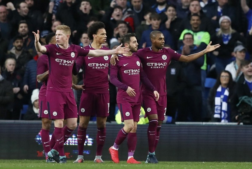 Pemain Manchester City meluapkan kegembiraan usai gol dari Bernardo Silva (dua dari kanan) dalam pertandingan Piala FA menghadapi Cardiff City di Cardiff City Stadium, Ahad (28/1) waktu setempat. 