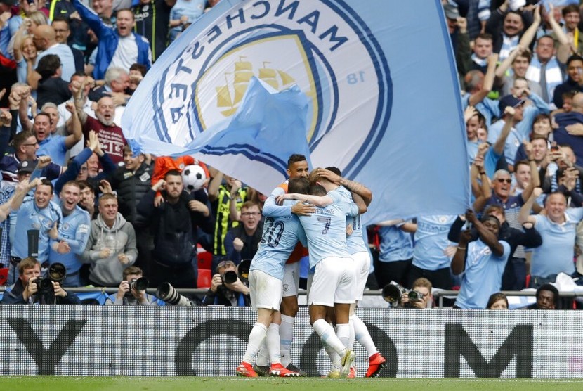 Pemain Manchester City merayakan gol ketiga pada laga final Piala FA melawan Watford di Stadion Wembley, Sabtu (18/5). City menang telak 6-0.