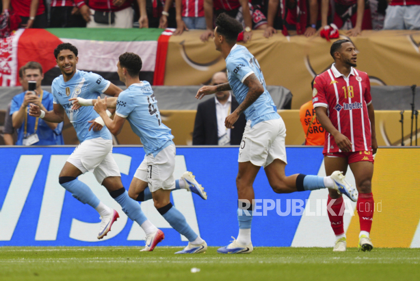 Pemain Manchester City merayakan gol pembuka oleh Phil Foden (tengah) selama pertandingan sepak bola Grup G Piala Dunia Antarklub antara Manchester City dan Wydad AC di Philadelphia, Rabu, 18 Juni 2025.