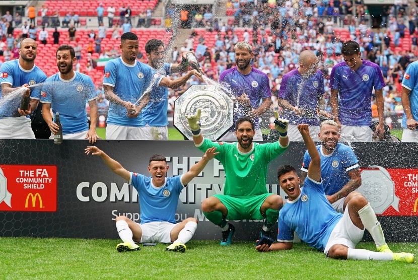 Pemain Manchester City merayakan keberhasilan menjuarai Community Shield