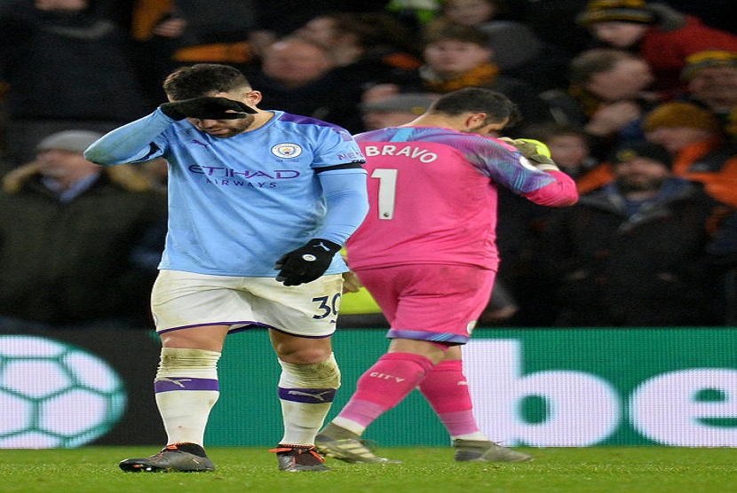 Pemain Manchester City Nicolas Otamendi tertunduk mengetahui kekalahan yang diperoleh timnya dari Wolverhampton. 
