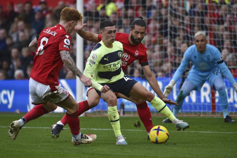 Pemain Manchester City Phil Foden dikepung pemain Nottingham Forest dalam pertandingan Liga Primer Inggris.