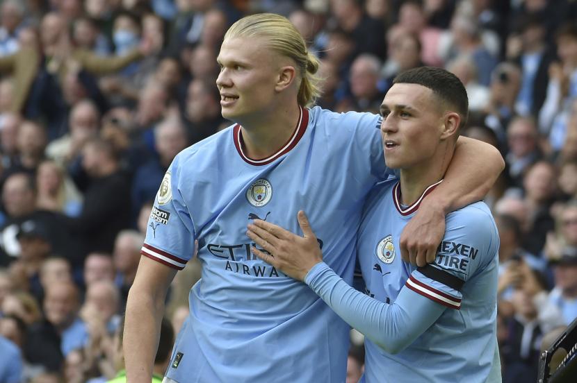  Pemain Manchester City Phil Foden (kanan) merayakan dengan rekan setimnya Erling Haaland setelah mencetak gol keenam timnya dan hattrick pribadinya selama pertandingan sepak bola Liga Premier Inggris antara Manchester City dan Manchester United di stadion Etihad di Manchester, Inggris, Minggu, 2 Oktober 2022.