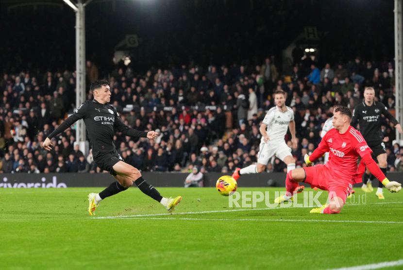 Pemain Manchester City Phil Foden mencetak gol ke gawang Fulham dalam lanjutan Liga Primer Inggris di Craven Cottage, London, Rabu (3/12/2025) dini hari WIB.