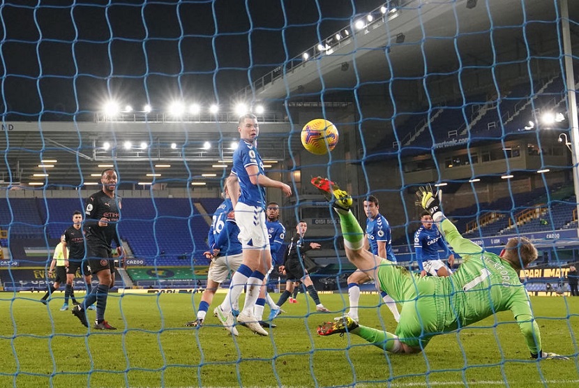 Pemain Manchester City Phil Foden menyarangkan gol ke gawang Everton dalam lanjutan Liga Primer Inggris, di Liverpool