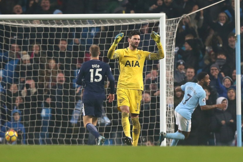 Pemain Manchester City Raheem Sterling (kanan) membobol gawang Tottenham Hotspurs yang dikawal Hugo Lloris (tengah) pada lanjutan Liga Primer 2017/2018 di Stadion Etihad, Manchester, Inggrus, Ahad (16/12) dini hari WIB. 